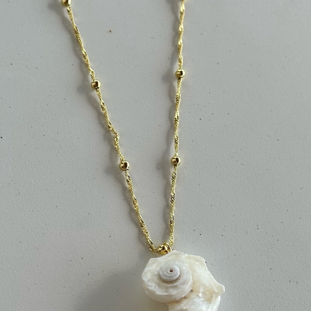 Elegant Gold and White Shell Necklace
